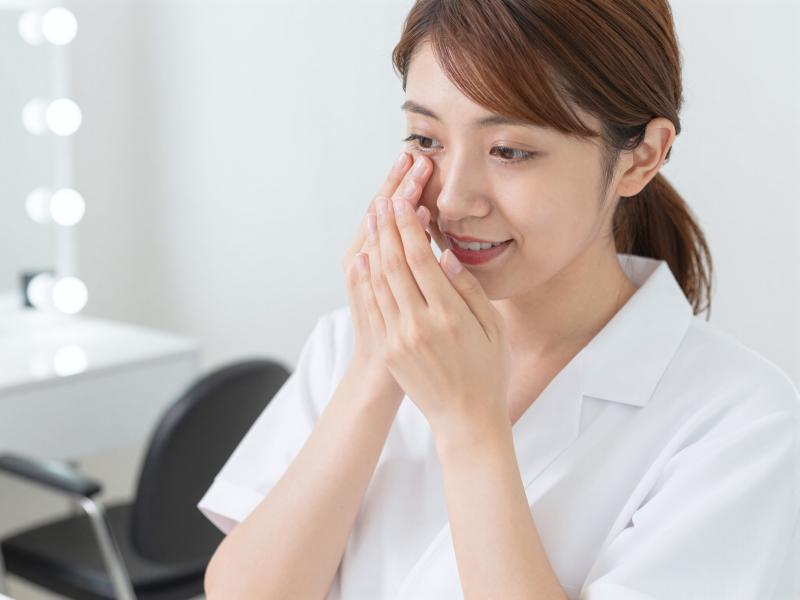 プロによるアイクリーム塗布