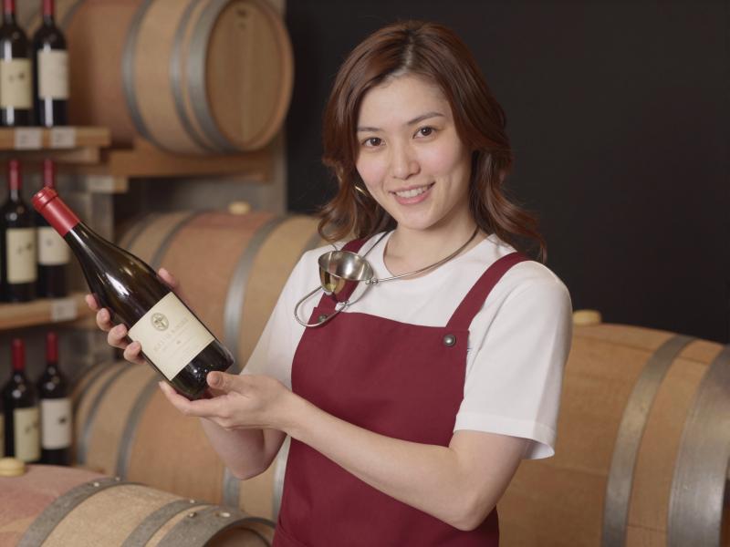 ソムリエがワインを紹介する