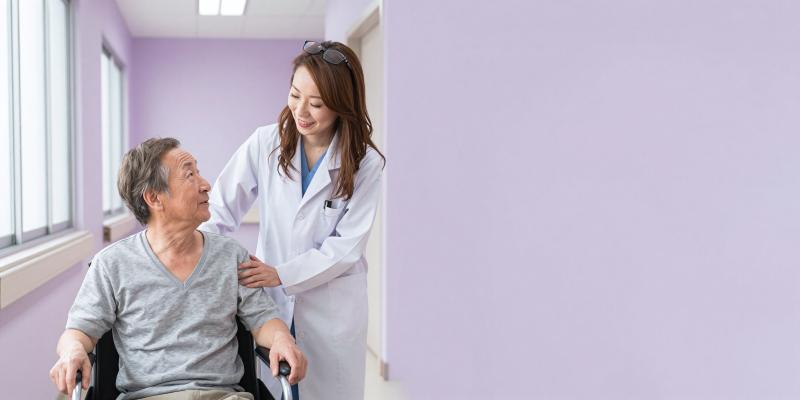 高齢患者を介助する女医