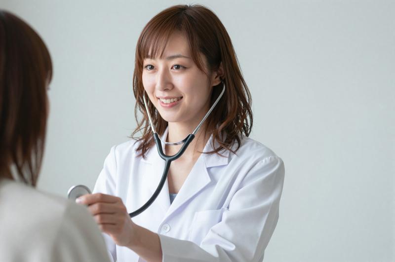 患者の心音を聞く女医