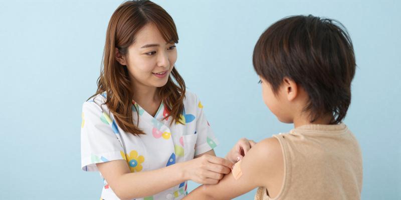 子供に絆創膏を貼る小児科ナース