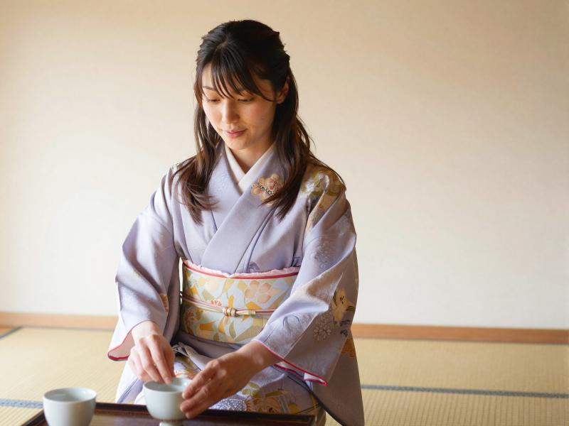 旅館で茶道を行う女性