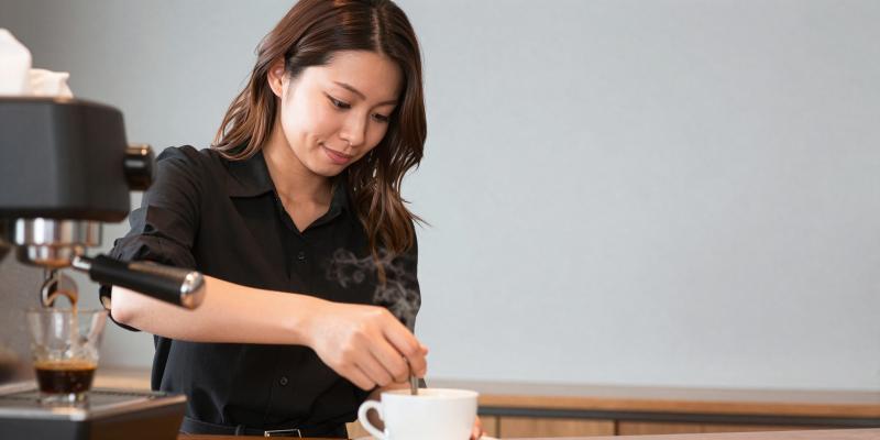 エスプレッソを淹れるバリスタ