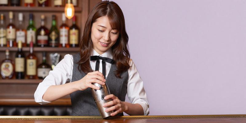 カクテルをシェイクするバーテンダー