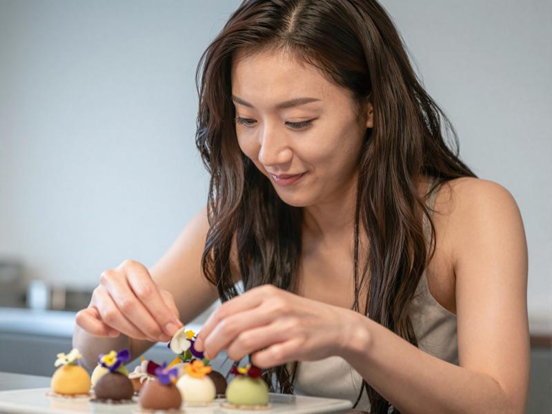 デザートを飾り付けるホテルパティシエ