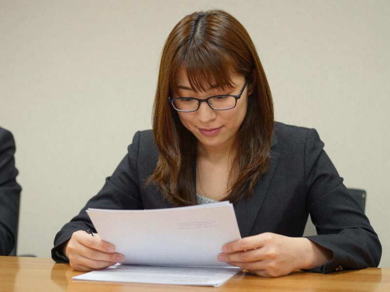 会議室で書類を読む男性