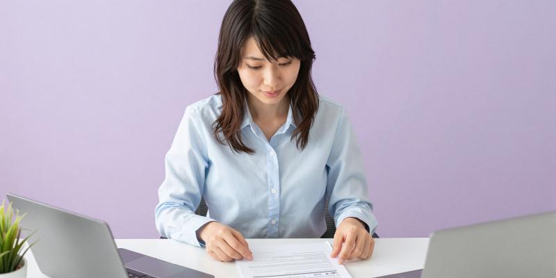 オフィスで書類を整理する男性