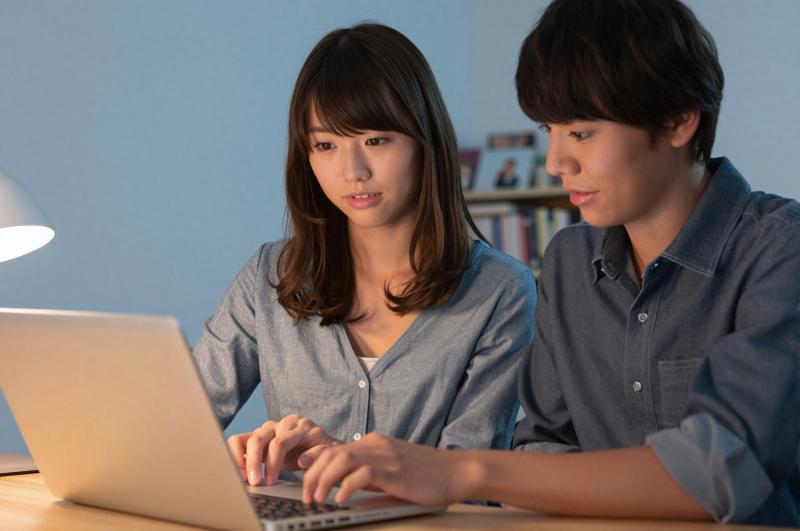 自宅でパソコン作業する男性