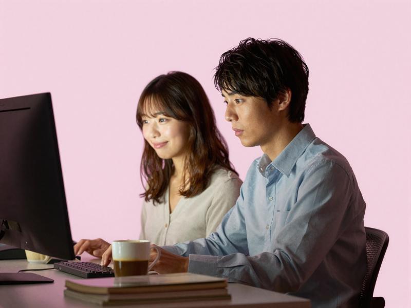 深夜の自宅で集中する男性