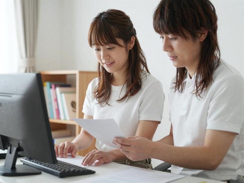 自宅オフィスで整理整頓する男性