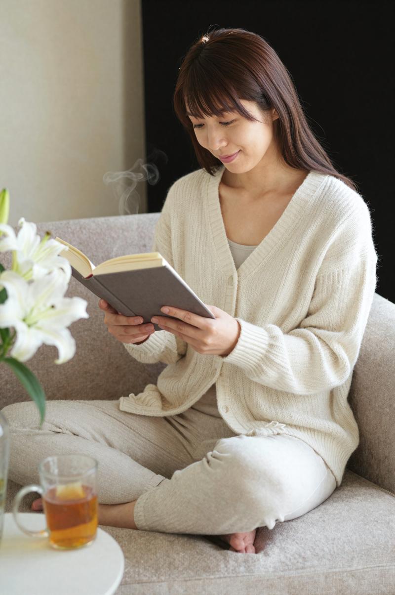 お家で過ごす至福の読書タイム素材