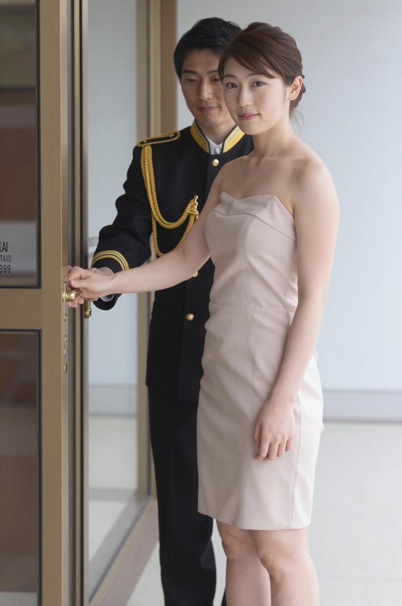 ホテルのドアを開けるドアマン