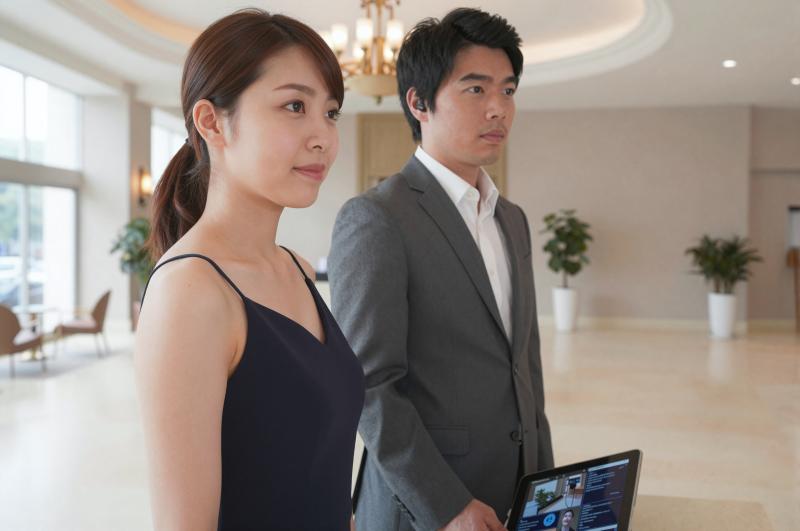 ホテルで警備を行うセキュリティスタッフ