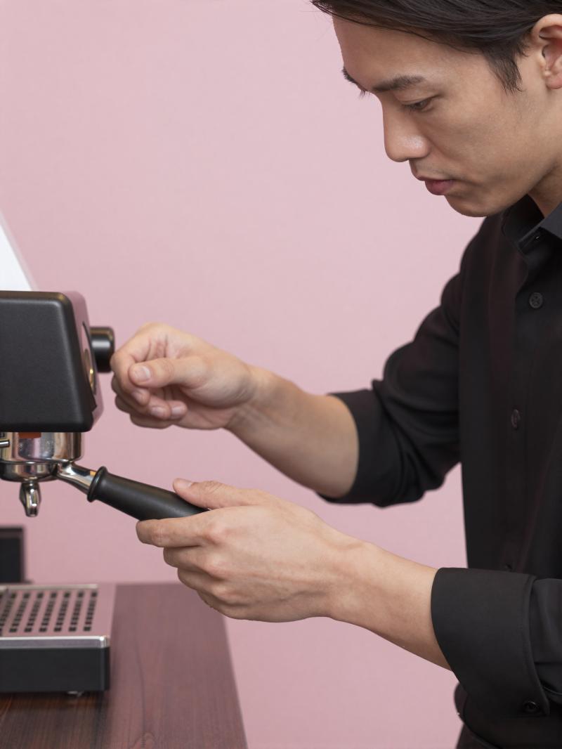 エスプレッソを淹れるバリスタ