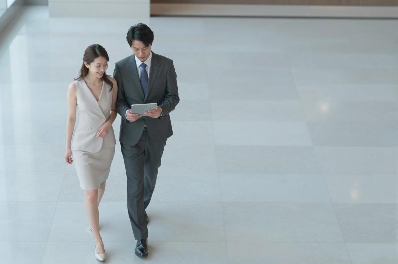 ホテルロビーを歩く支配人