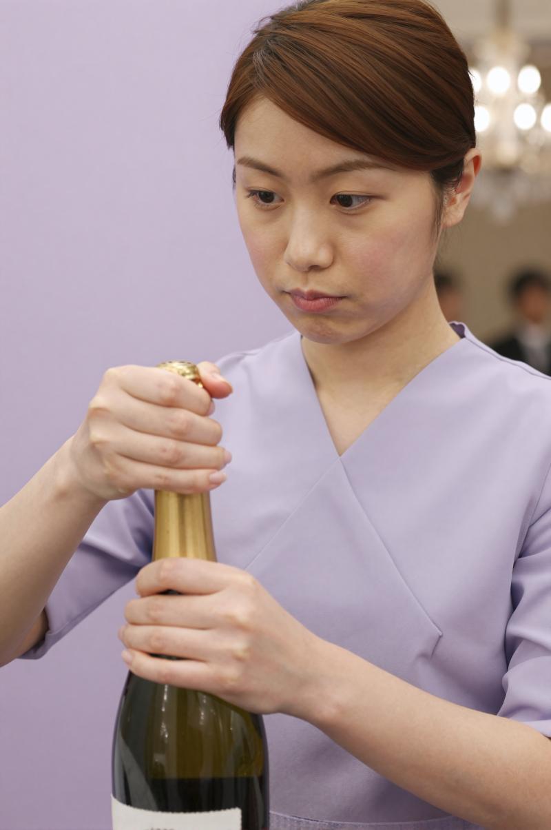 シャンパンを開栓するソムリエ