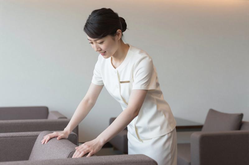 ホテルラウンジを整える女性スタッフ