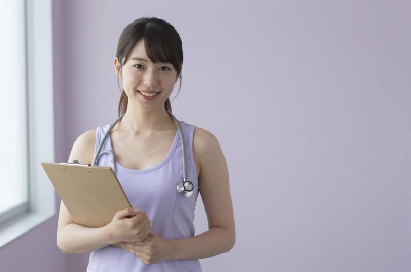 笑顔で迎える女性医師