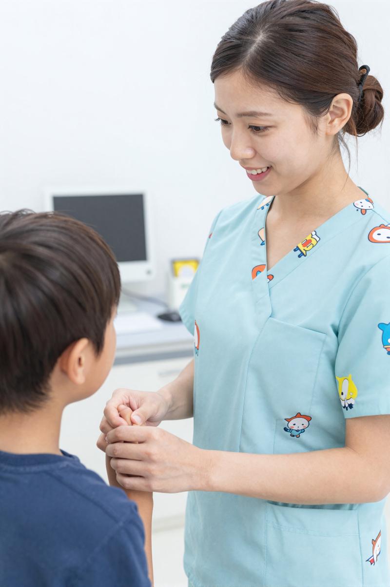 子供を優しくケアする小児科ナース