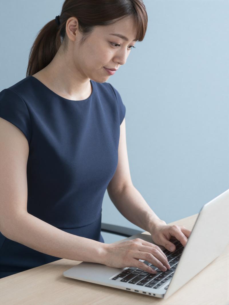 自宅で集中して仕事する女性