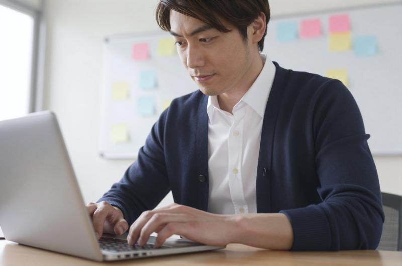 コワーキングスペースで集中する男性