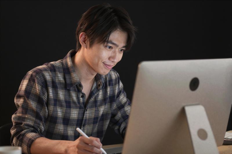 集中してデザインする男性