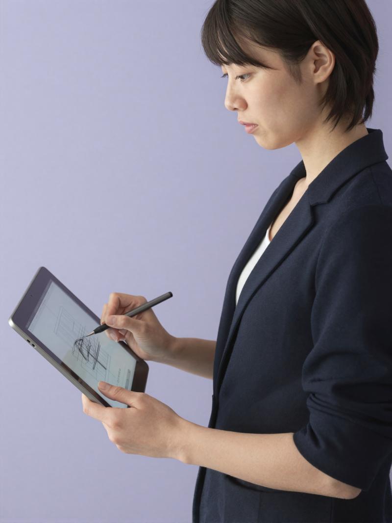 タブレットで設計する男性建築家