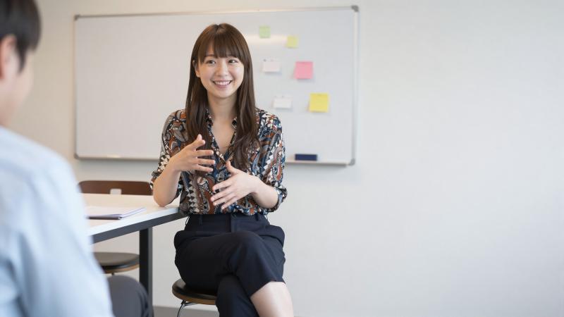 コワーキングで活発に議論する女性