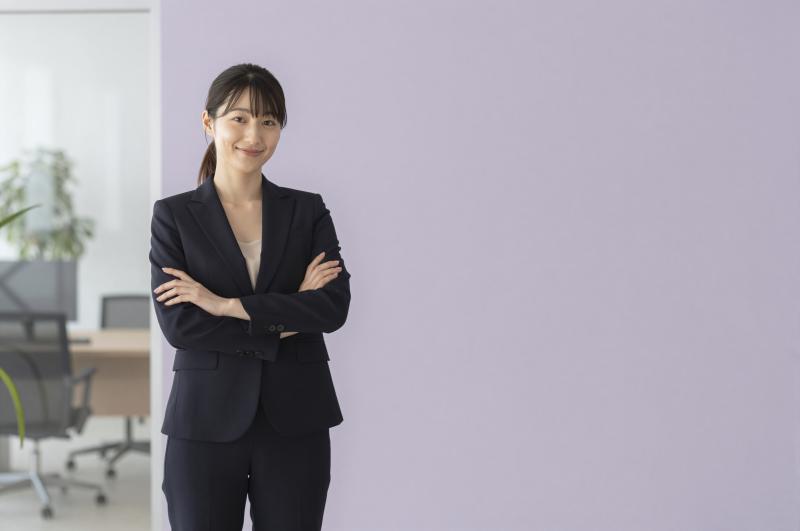 オフィスで立つ自信に満ちた女性