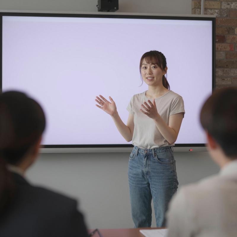 投資家へアイデアをピッチする男性