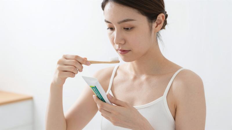 竹歯ブラシでオーラルケアをする女性