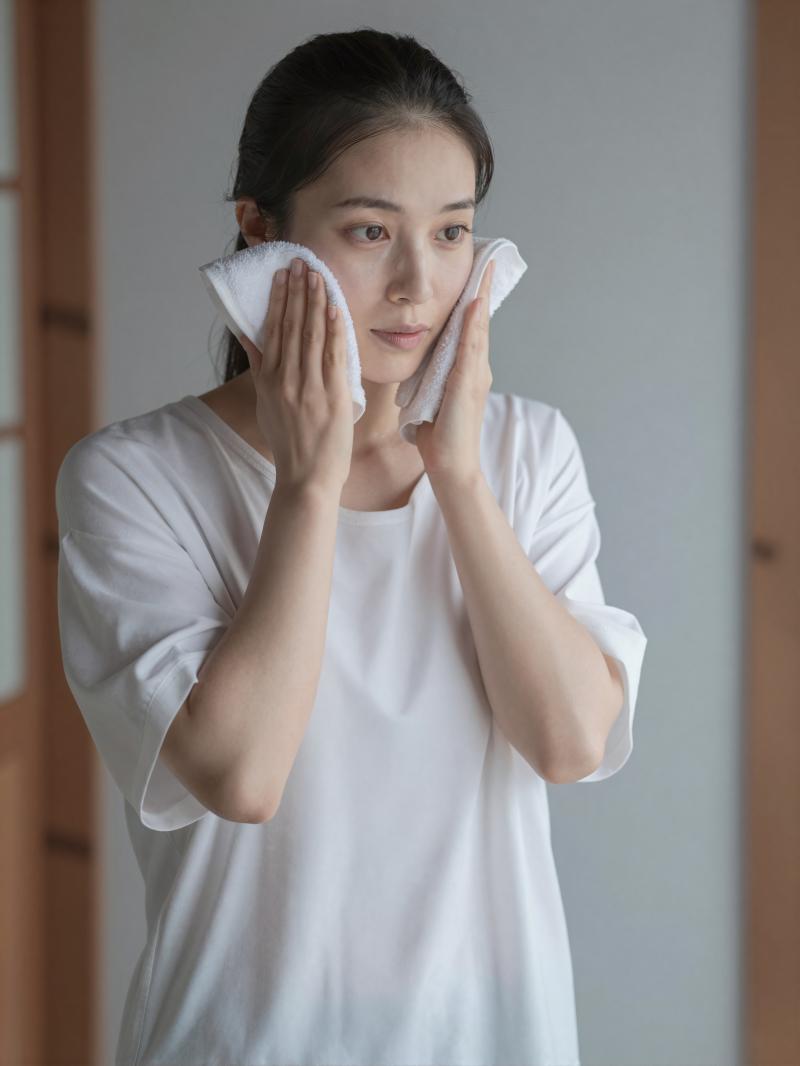 スチームケアでリラックスする女性