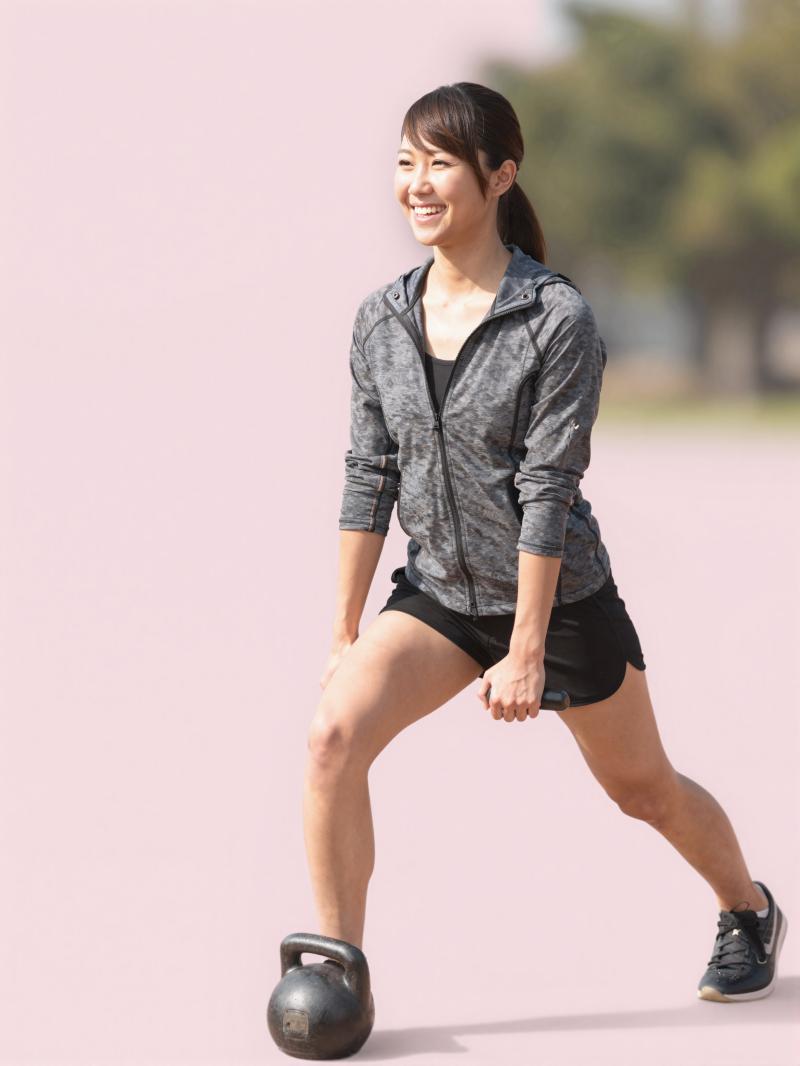 公園でケトルベルランジをする男性