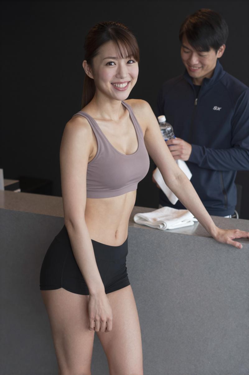 ワークアウト後にジムの受付で休憩する男性