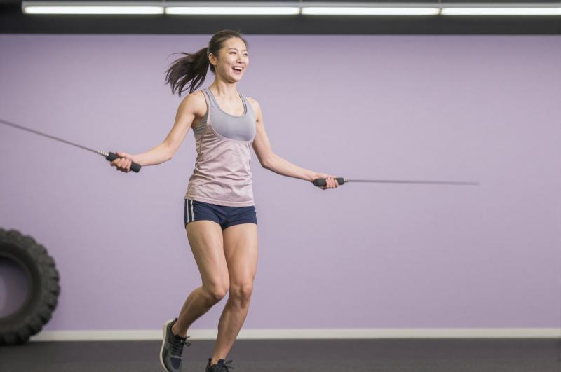 縄跳びをする女性のダイナミックな姿