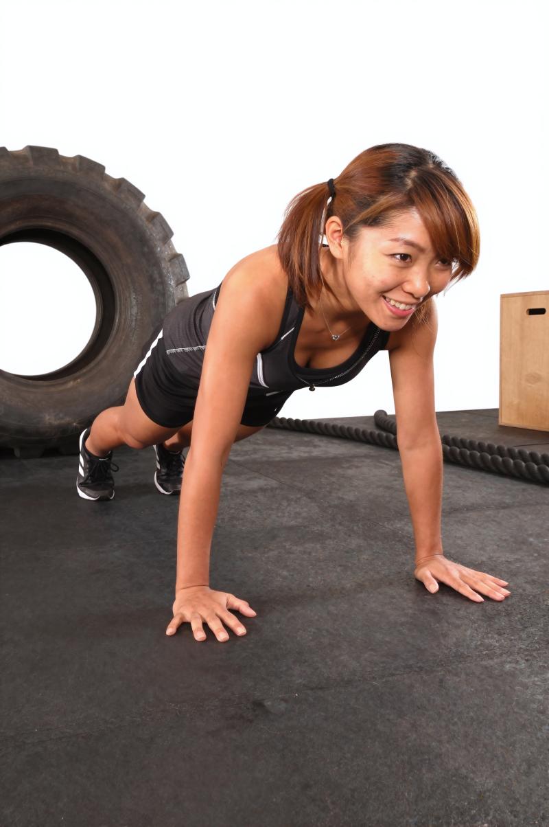 バーピーをする男性のダイナミックな姿