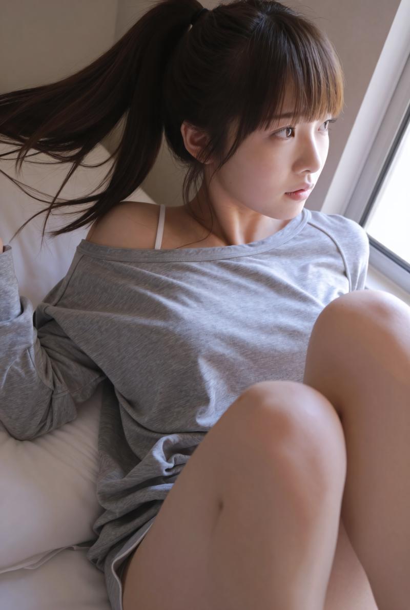 シャツ姿でベッドにくつろぐ美女