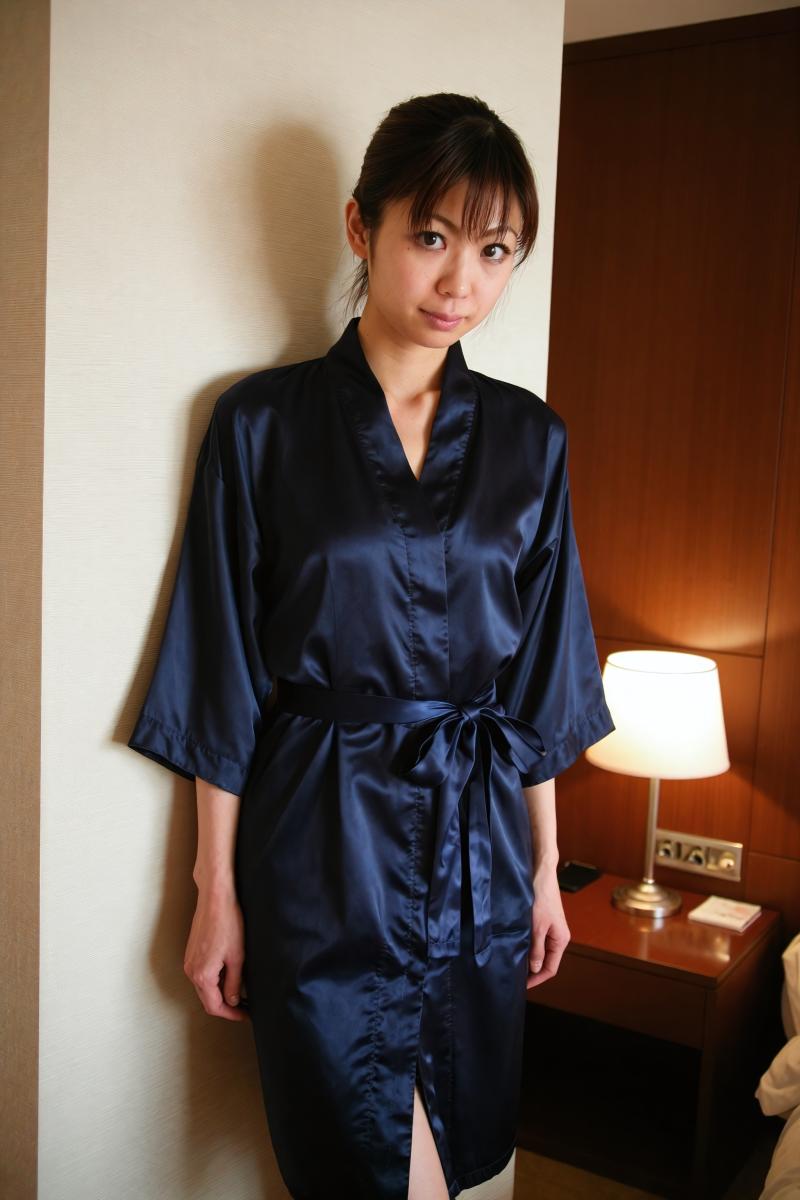 ネイビーのシルクを着た女性のポートレート