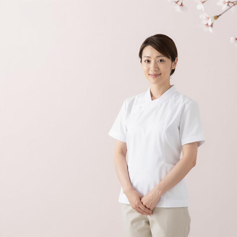 ユニフォーム姿の笑顔女性