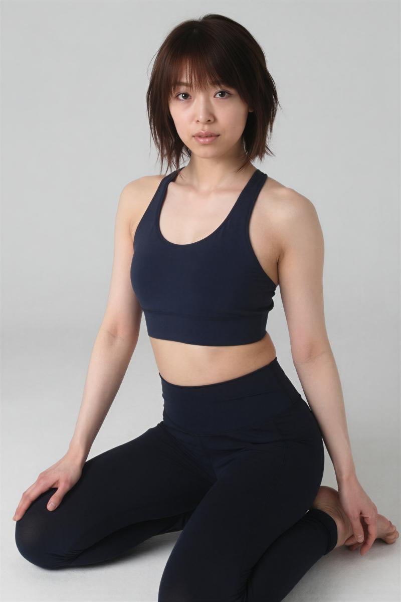 ソファでのレース姿の女性