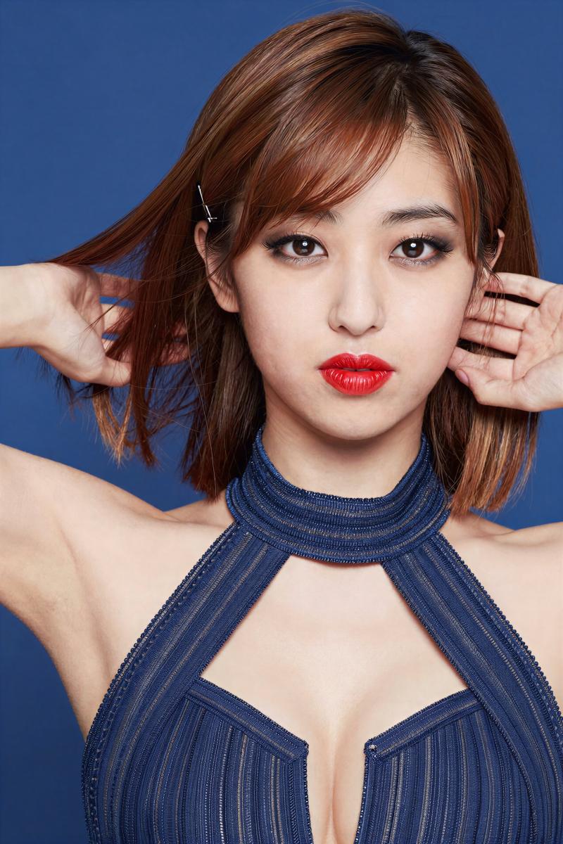 爆乳ネイビーレース姿のリラックスな女性