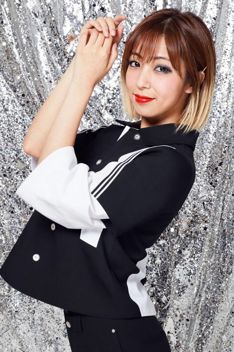 爆乳バーで見せる笑顔な一瞬