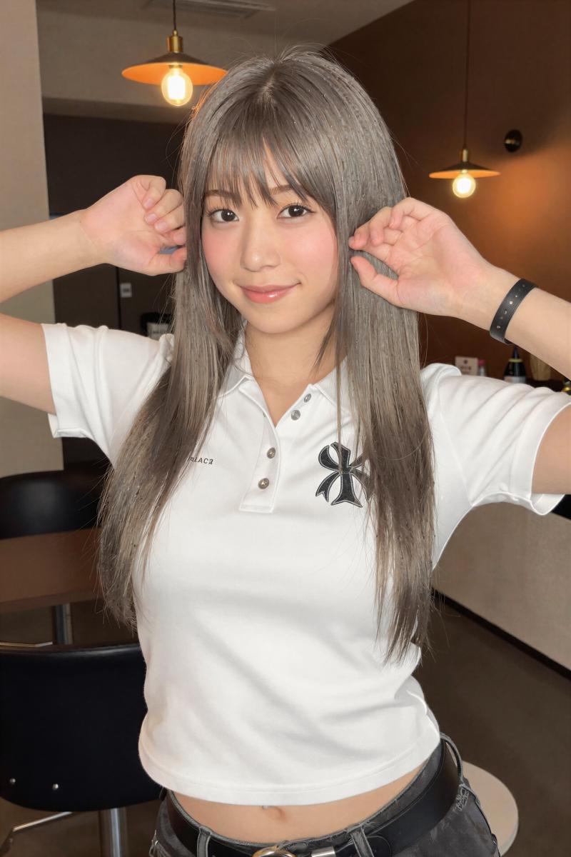 黒シャツを着こなす美女