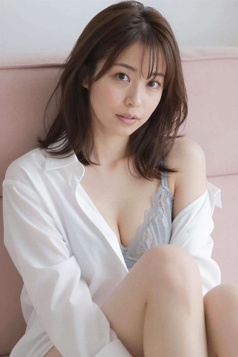 ピンクのシャツを着た女性のポートレート