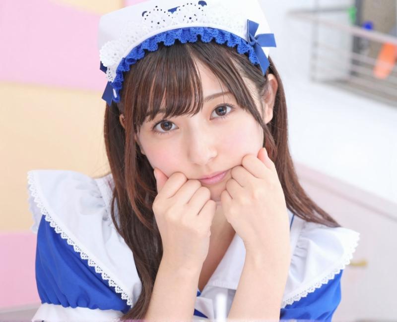 レース姿のリラックス女性