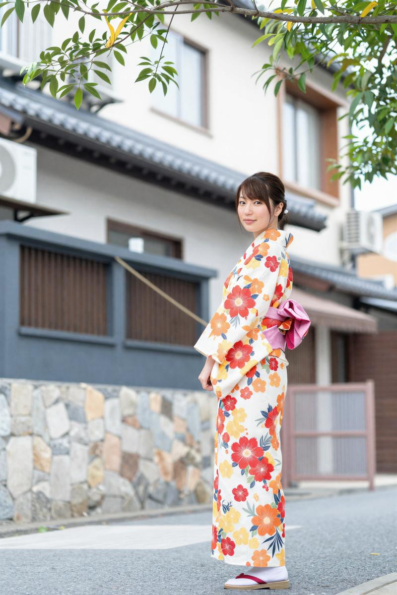 白の浴衣を着た女性のポートレート