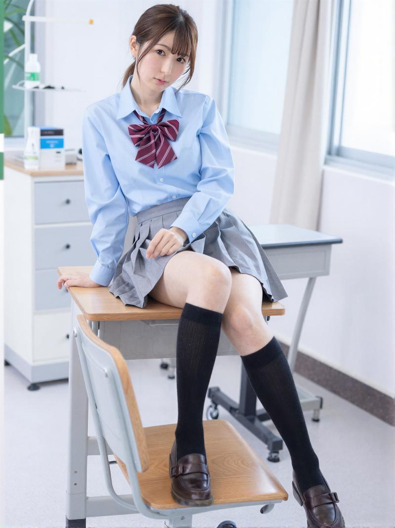 シャツ姿のリラックス女性