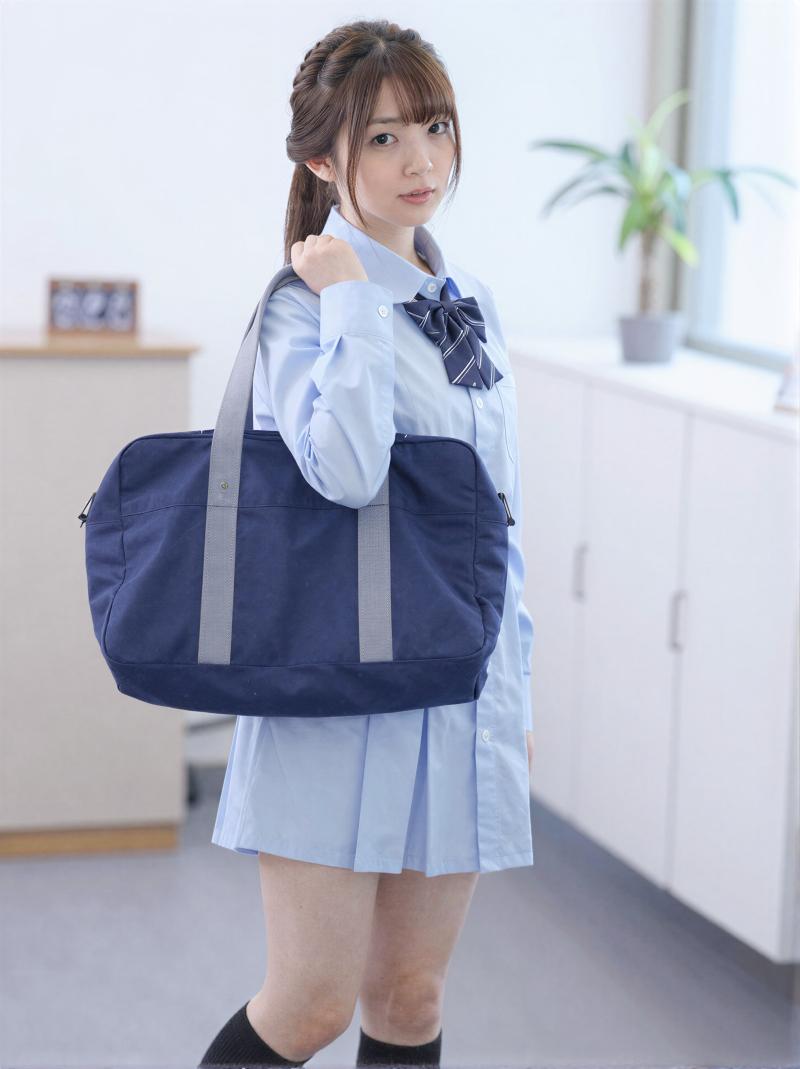 水色のブラウスを着た女性のポートレート