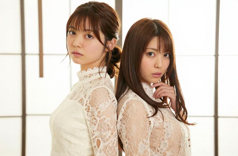 レース姿のエレガント女性