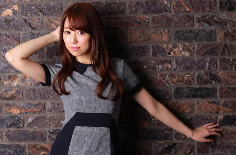 赤ドレスを着こなす美女